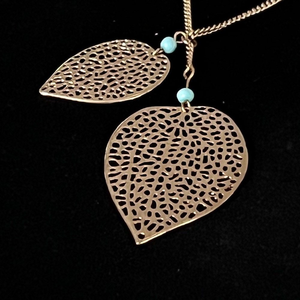 BOUTIQUE NECKLACE ~ Very Trendy!
